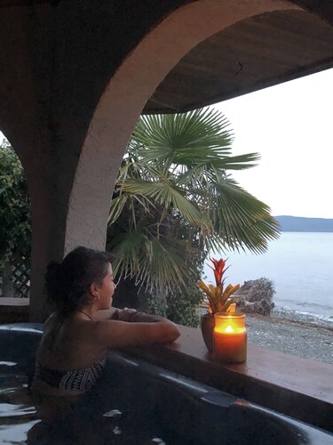 Beachfront Honeymoon suite jacuzzi, fireplace, Bbq, Hot tub,oyster/clams,kayaks