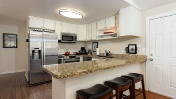 Geladeira, micro-ondas, fogão, cooktop