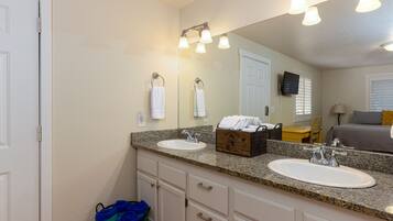 3 slaapkamers, een bureau, een strijkplank/strijkijzer, gratis wifi