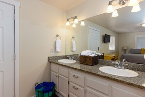 3 bedrooms, desk, iron/ironing board, free WiFi