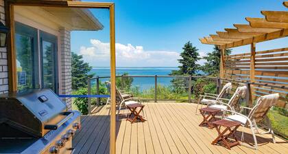 Amazing LakeHouse with Hot Tub
