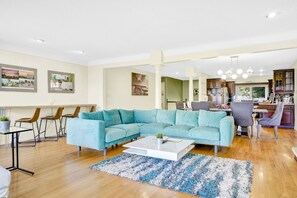 Een smart-tv, een open haard en een tafeltennistafel