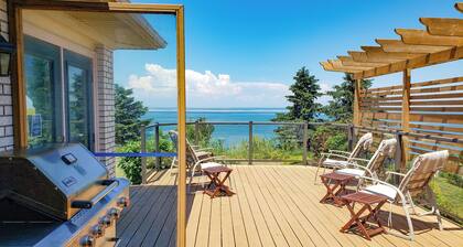 Amazing LakeHouse with Hot Tub