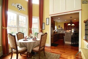 Dining - Luxurious Corporate Home (Miinutes from LAKE MURRAY)!! (Irmo)