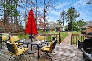 Outdoor dining - Luxurious Corporate Home (Miinutes from LAKE MURRAY)!! (Irmo)
