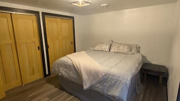 4 makuuhuonetta, työpöytä, ilmainen Wi-Fi, vuodevaatteet