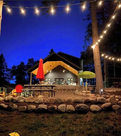 West Shore Chute Pond Waterfront Cabin Rental Pesca Canotaje Senderos de cuatro ruedas