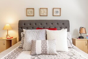 4 habitaciones, escritorio y tabla de planchar con plancha 