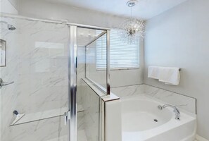 Bañera con ducha, secador de pelo, toallas, jabón