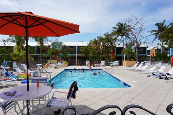 Een buitenzwembad, een verwarmd zwembad