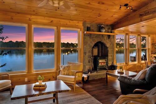 Lakefront! Private Dock, Hot Tub, Kayaks, Fire Pit, Pool, Games