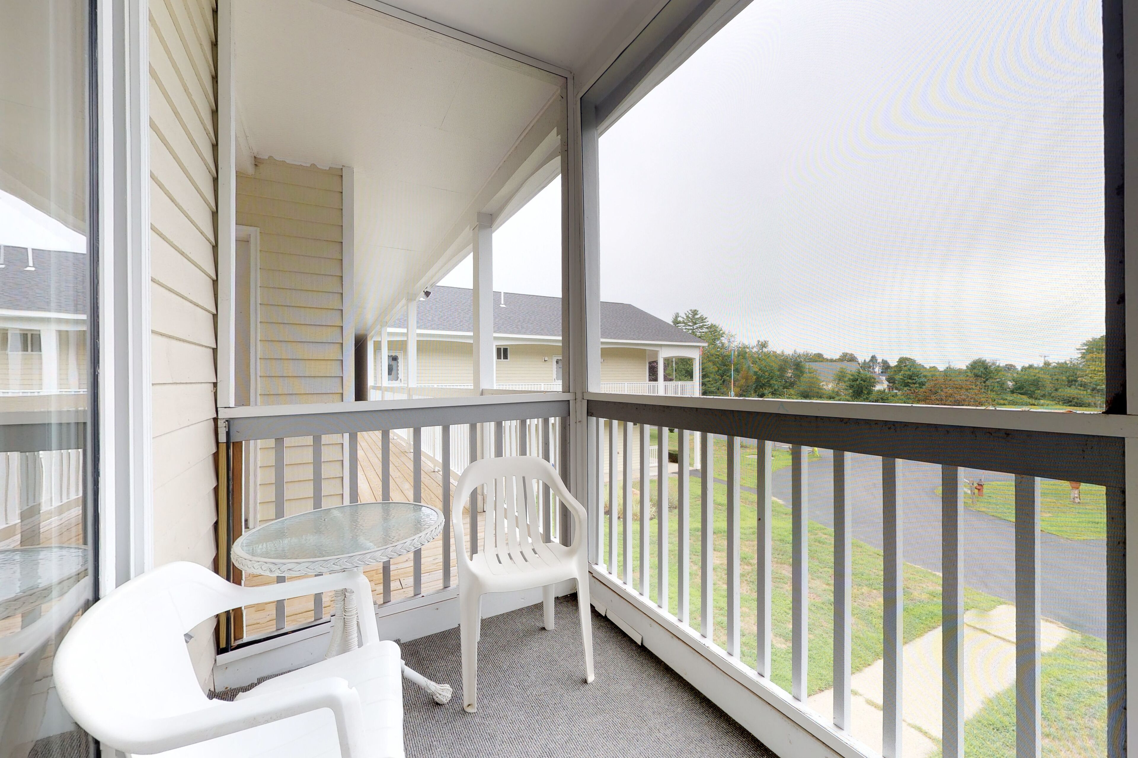Condo by the beach with screened porch, seasonal indoor pool & basketball court