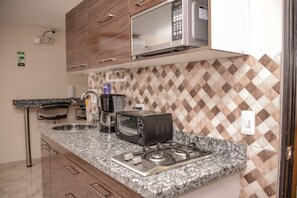 Kühlschrank, Mikrowelle, Herdplatte, Wasserkocher mit Kaffee-/Teezubehör