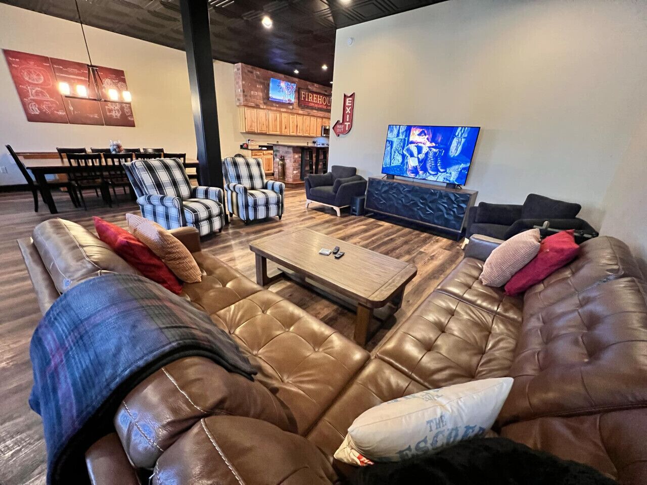 智能电视、书、立体声音响