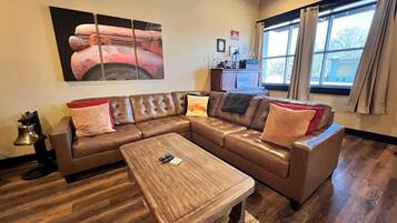 Smart-tv, böcker och en stereo