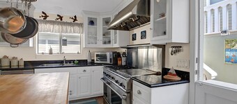 220W: Lovely Avalon home + walking distance to the beach, restaurants and more.