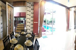 4-Bedroom Villa  | Private kitchen | Full-sized fridge, microwave, stovetop, coffee/tea maker - Jomtien Beach House (Sattahip)