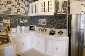 4-Bedroom Villa  | Private kitchen | Full-sized fridge, microwave, stovetop, coffee/tea maker - Jomtien Beach House (Sattahip)