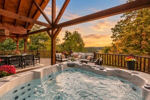 Hottub with view - Arrow Ridge at Hocking Hills (Sugar Grove)