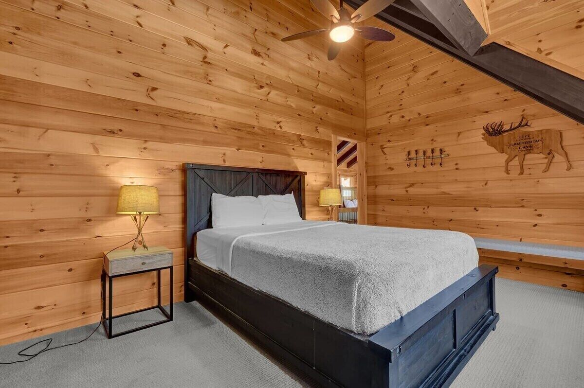 5 bedrooms, WiFi (free), bed sheets