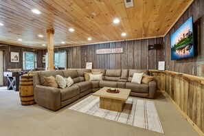 Een gezellige woonkamer met een hoekbank, een houten salontafel en een landelijke inrichting.