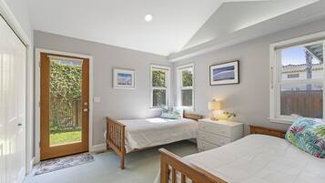 2 habitaciones, escritorio y tabla de planchar con plancha