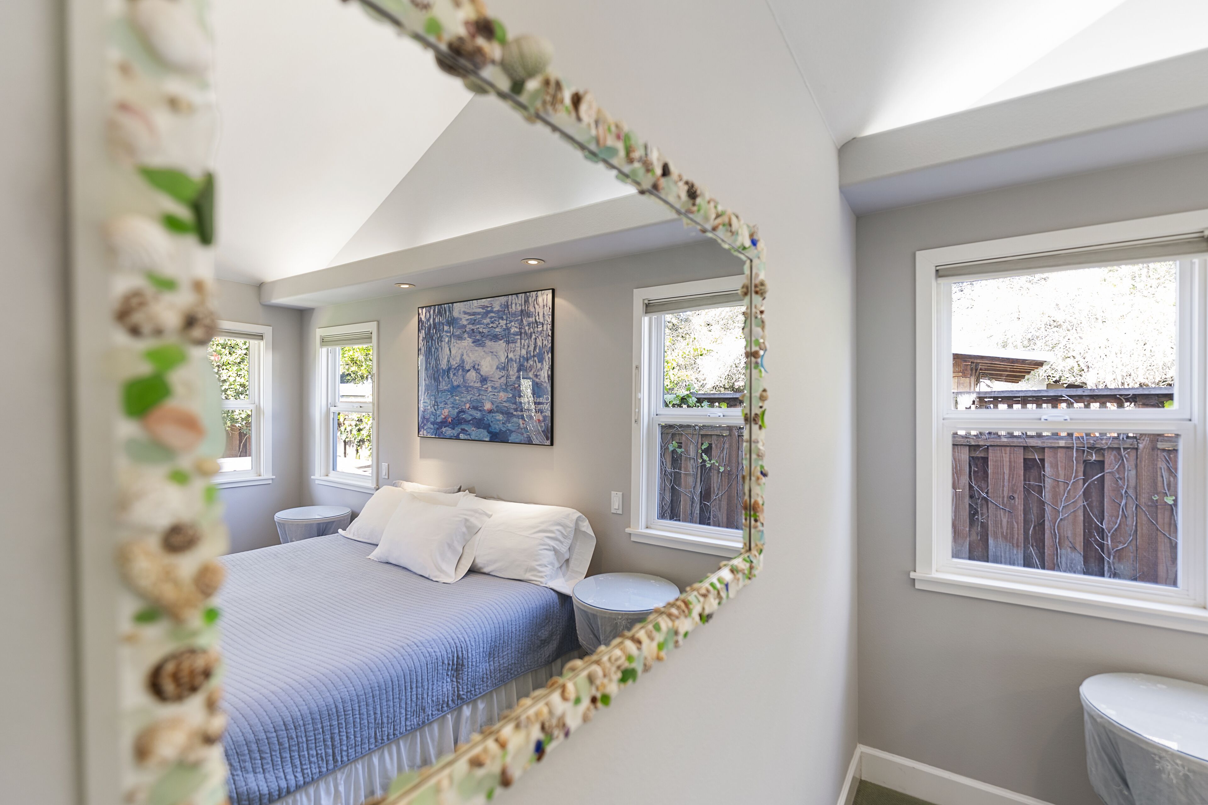 2 habitaciones, escritorio y tabla de planchar con plancha 