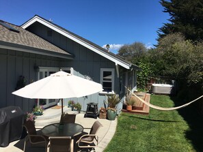 Outdoor dining -  SUNNY WARM SPRING DAYS @ 26TH AVE BEACH HOUSE
 HOT TUB, GARDEN, FAMILY FRIENDLY (Santa Cruz)