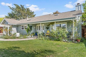 Exterior -  SUNNY WARM SPRING DAYS @ 26TH AVE BEACH HOUSE
 HOT TUB, GARDEN, FAMILY FRIENDLY (Santa Cruz)