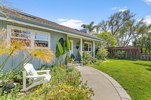Exterior -  SUNNY WARM SPRING DAYS @ 26TH AVE BEACH HOUSE
 HOT TUB, GARDEN, FAMILY FRIENDLY (Santa Cruz)