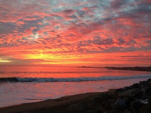 Beach nearby, sun loungers, beach towels -  SUNNY WARM SPRING DAYS @ 26TH AVE BEACH HOUSE
 HOT TUB, GARDEN, FAMILY FRIENDLY (Santa Cruz)