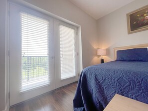 2 habitaciones, escritorio, tabla de planchar con plancha y wifi gratis 
