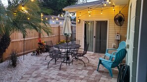 Outdoor dining - Modern Sarasota Living (Sarasota)