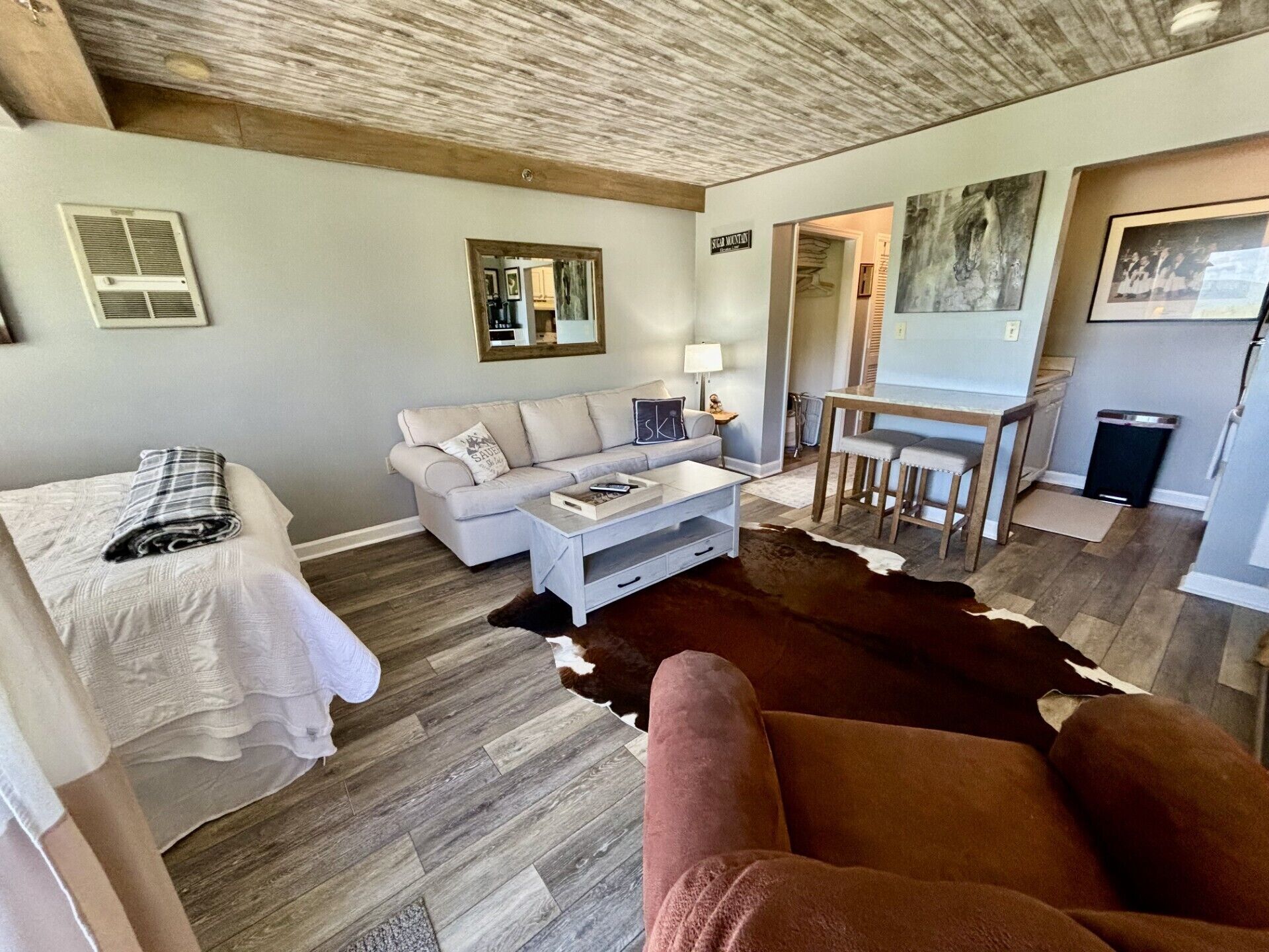 Smart TV, fireplace