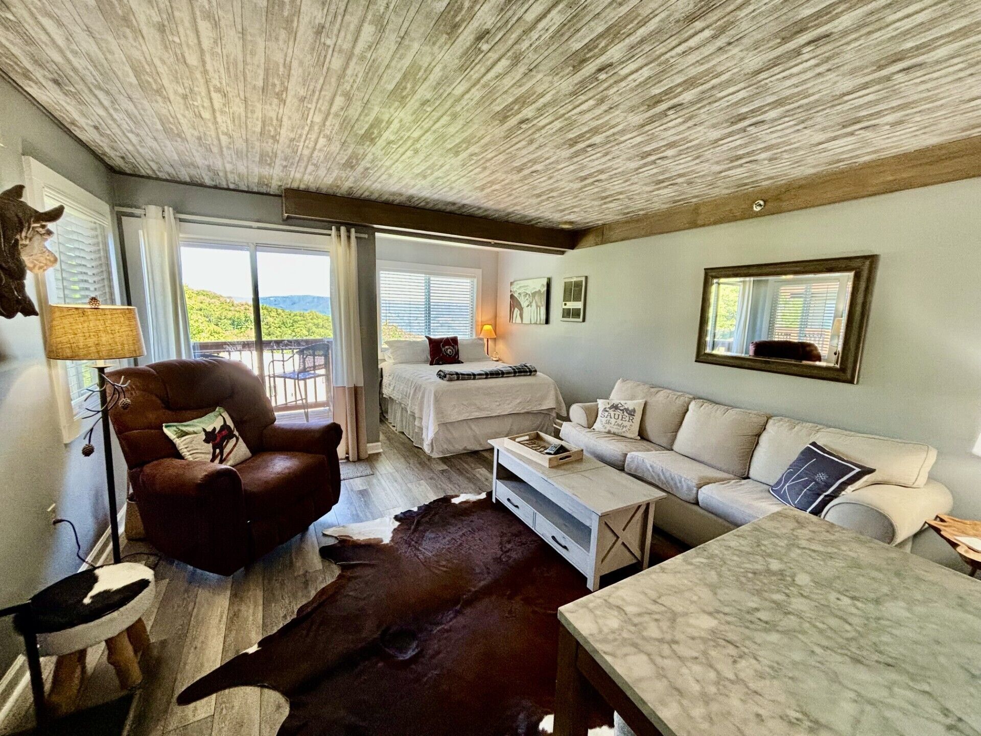 Smart TV, fireplace