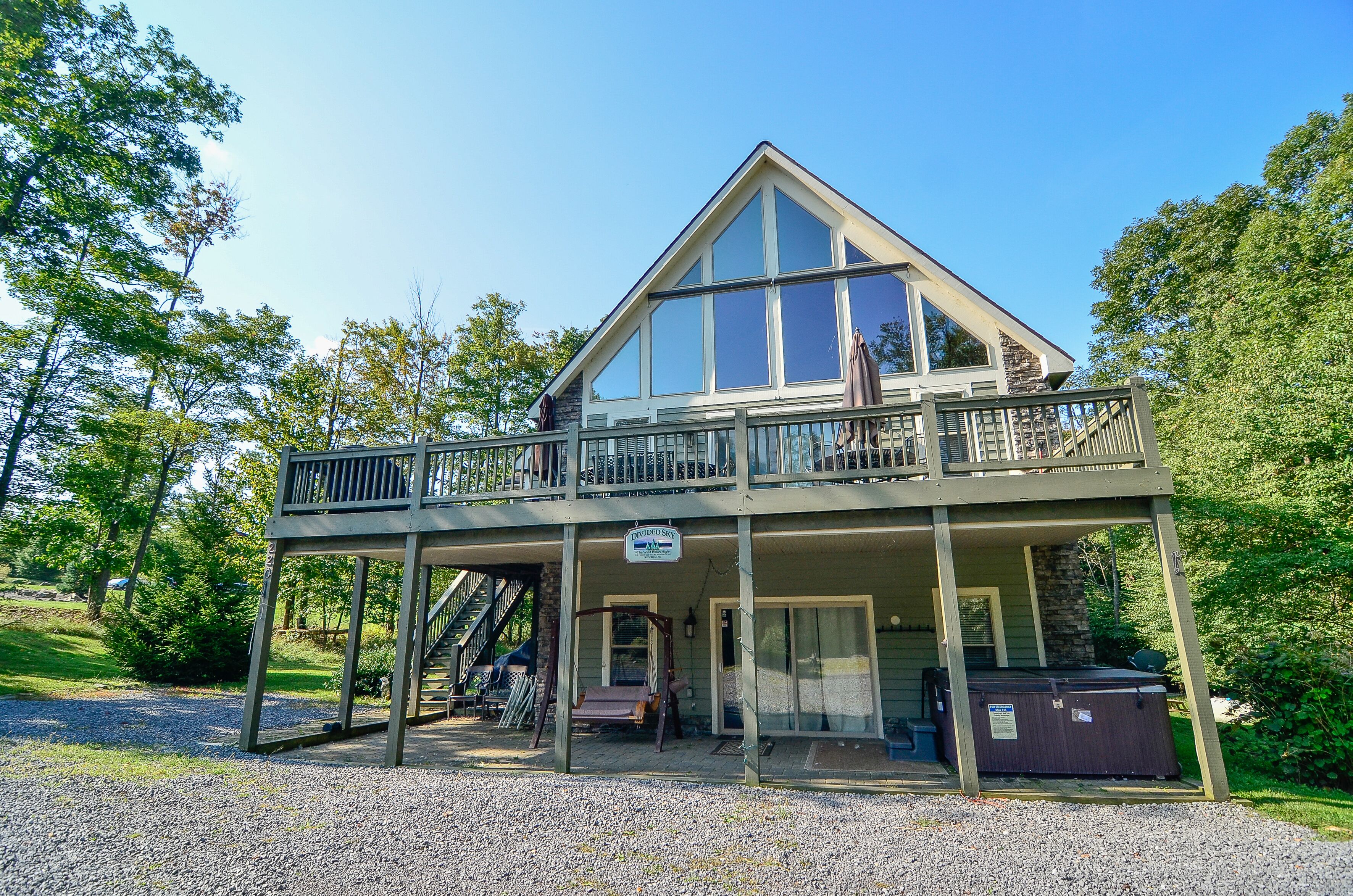 Divided Sky: Lake Area, Dogs Welcome, Hot Tub, Pool Table!