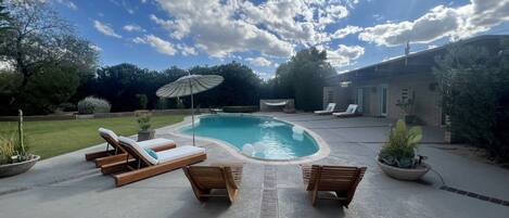 Una piscina al aire libre