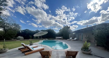 Frank Lloyd Wright inspiró la piscina turquesa en el centro de Scottsdale