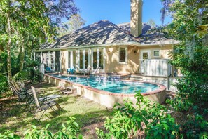 Et oppvarmet basseng