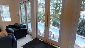 Interior - Aug 8-15 open, Private pool, hot tub, walk to beach, bikes, screened in porch (Hilton Head Island)