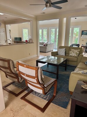 Älytelevisio, takka, DVD-soitin