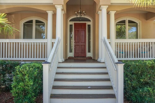 April 11-18 rates just dropped! Private pool, walking distance to beach