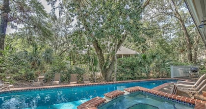 Relax & Recharge: 5 BR Beach Retreat for the Whole Crew, 7 min walk to beach