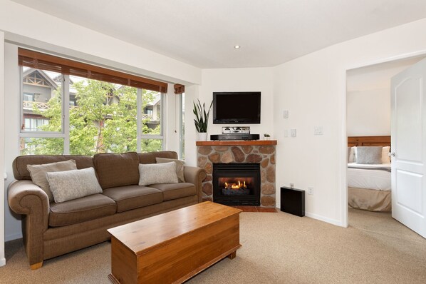 Smart TV, fireplace