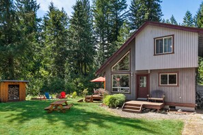 Exterior - Mt Baker "Eh" Frame! 6 Person Hot Tub! 3bd2bth! Wifi! King bed! EV charger! (Glacier)
