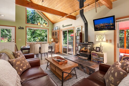 Mt Baker "Eh" Frame! 6 Person Hot Tub! 3bd2bth! Wifi! King bed! EV charger!