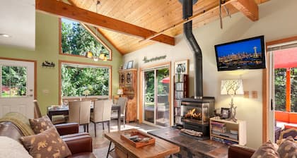 Mt Baker "Eh" Frame! 6 Person Hot Tub! 3bd2bth! Wifi! King bed! EV charger!