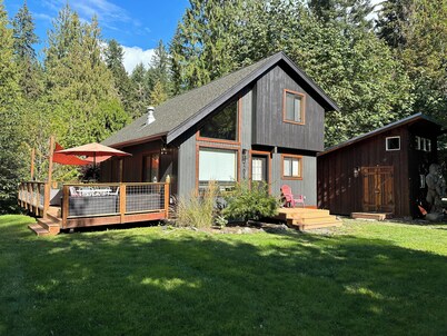 Mt Baker "Eh" Frame! 6 Person Hot Tub! 3bd2bth! Wifi! King bed! EV charger!