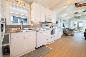 雪櫃、微波爐、焗爐、爐具