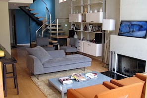 Open plan livingroom, fireplace and its furnishings